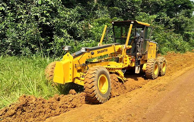sg163平地機東南亞某伐木場道路施工