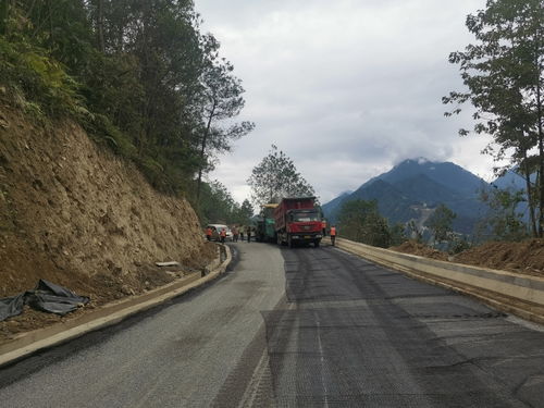 知子羅公路改造工程加快鋪筑柏油路面